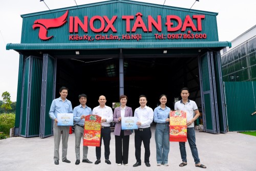 Đại Diện Tập Đoàn Inox Hoàng Vũ Trao Tặng Lịch Tết 2026 Và Quà Xuân Cho Inox Tân Đạt