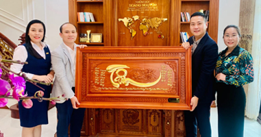 Tổng giám đốc Tập đoàn Inox Hoàng Vũ đến thăm và tặng quà đầu xuân cho Công ty cổ phần Inox Tân Đạt